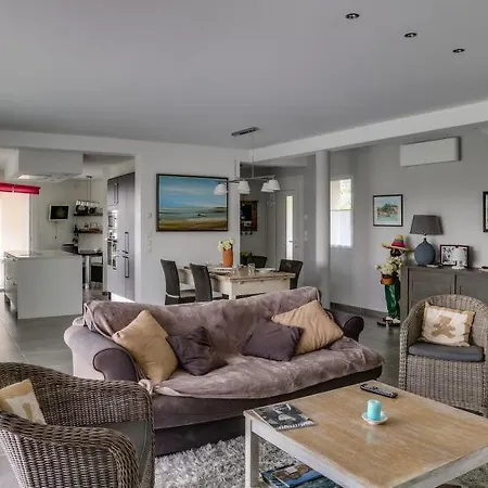 Дом отдыха Bormes-les-mimosas Sleeps 8 Pool Air Con Wifi *